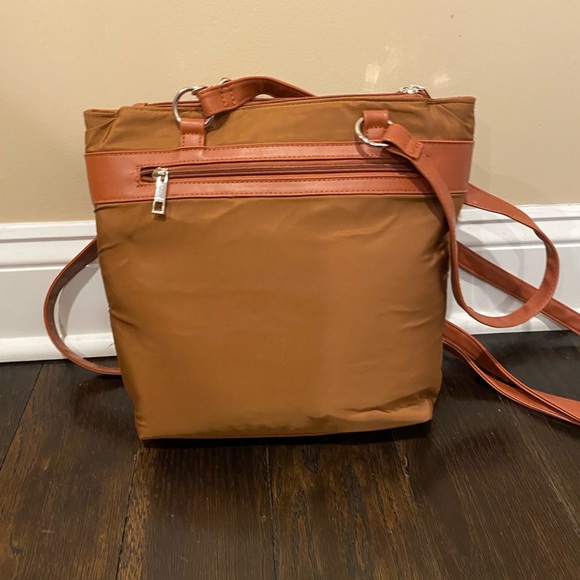 Circle quilter hobo bag with front and back zip pockets - Picture 2 of 5